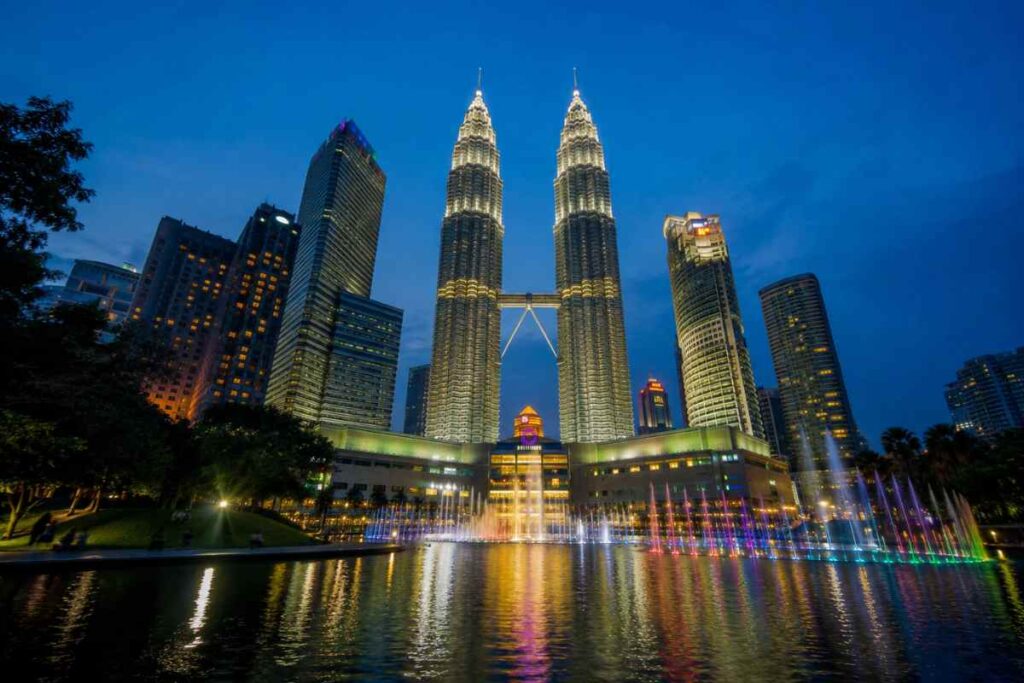 Best Things to Do in Malaysia for First-Time Visitors (Complete Guide) 1 Petronas Twin Towers reflected in KLCC park fountain at dusk